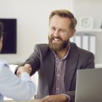 Mężczyzna zadowolony z ubezpieczenia na życie jako zabezpieczenia spłaty kredytu