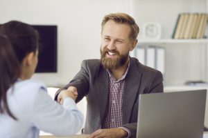 Mężczyzna zadowolony z ubezpieczenia na życie jako zabezpieczenia spłaty kredytu